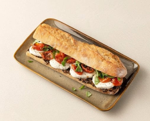 Sandwich mozzarella-tomates séchées