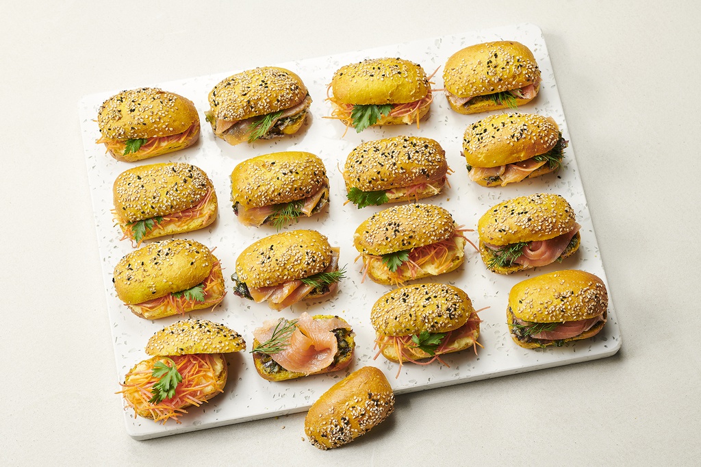 Plateau Sandwiches met Kurkuma